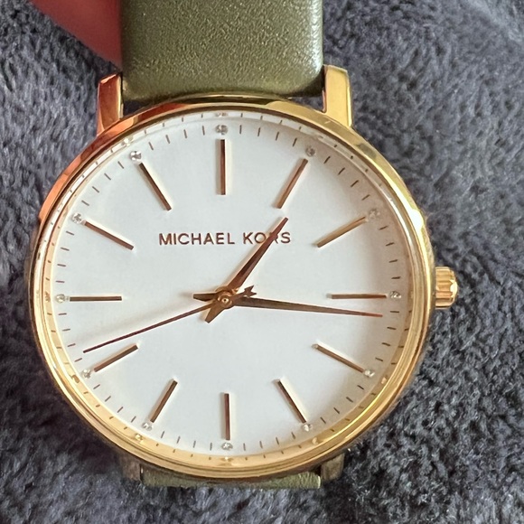 Michael Khors Watch - Picture 9 of 10